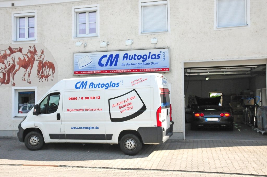 Mobiler Vor-Ort-Service, Monteur arbeitet direkt am Standort des Kundenfahrzeugs