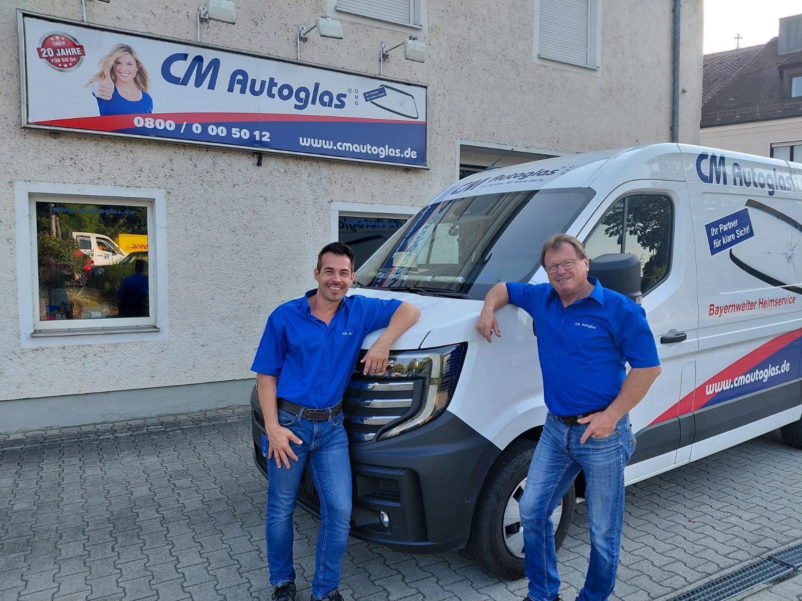 Das Team von CM Autoglas vor der Werkstatt in Deggendorf