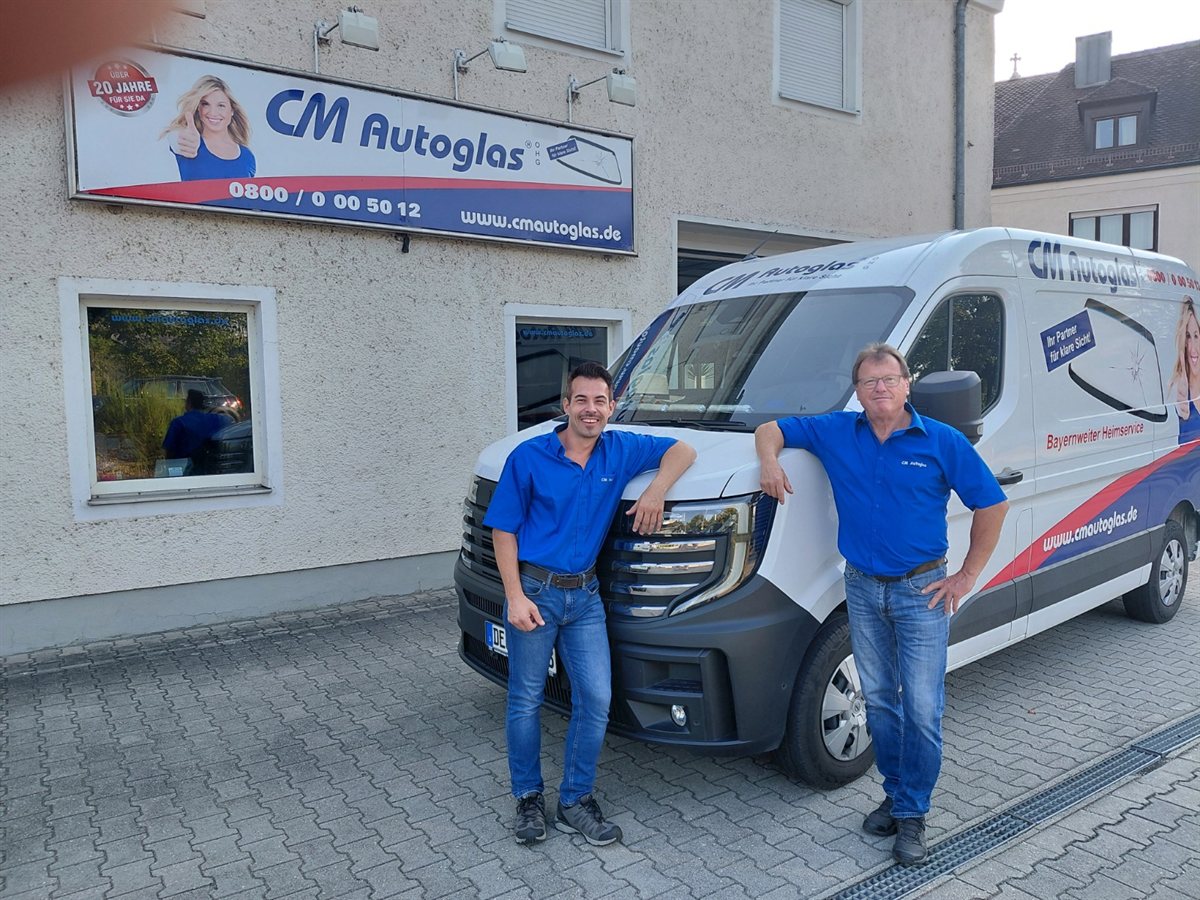 Team von CM Autoglas mit dem mobilen Vor-Ort-Fahrzeug